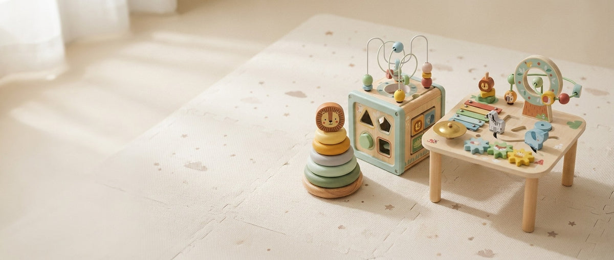 Torre de encaje, cubo de actividades y mesa didáctica sobre alfombra de goma